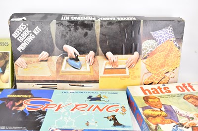 Lot 640 - A group of mixed vintage children's toys...