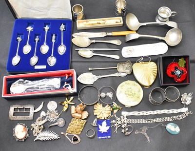 Lot 1158 - A collectors' lot to include costume jewellery,...