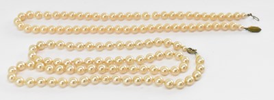 Lot 1396 - A single strand pearl necklace with paste set...