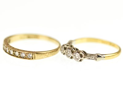 Lot 997 - An 18ct yellow gold ring with three illusion...