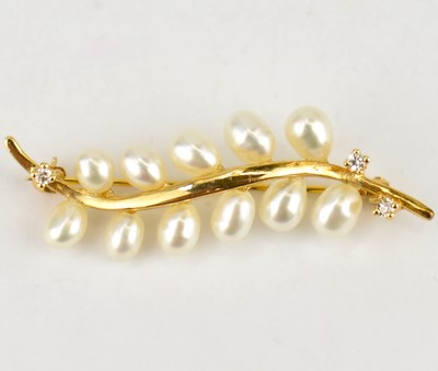 Lot 1057 - A 14ct gold brooch in the form of a leaf with...