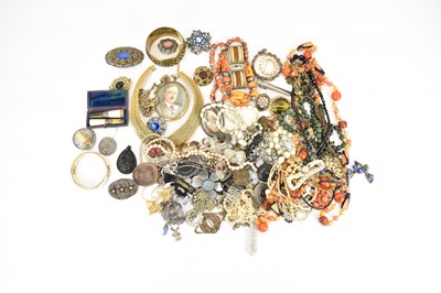 Lot 1143 - A quantity of mixed costume jewellery to...