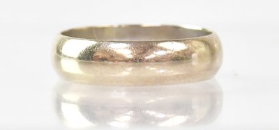 Lot 990 - An 18ct gold wedding band, size M, approx. 3.9g.