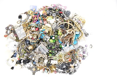 Lot 1139 - Mixed modern and vintage costume jewellery, to...