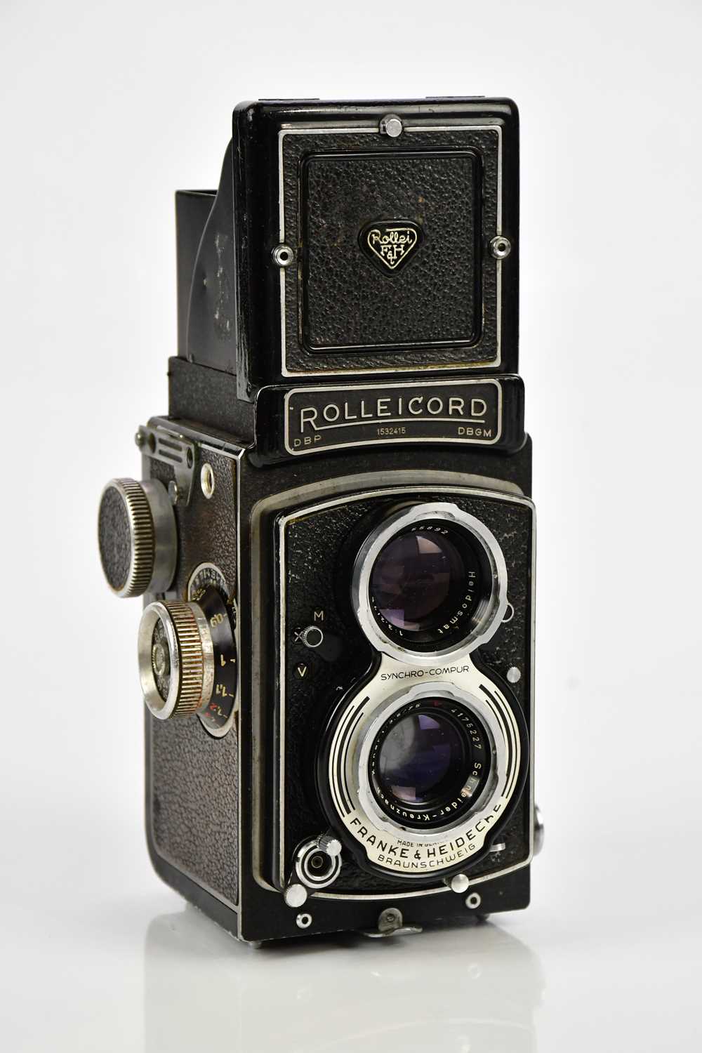 Lot 480 ROLLEICORD A Rolleicord V TLR Camera lot-480-rolleicord-a-rolleicord-v-tlr-camera