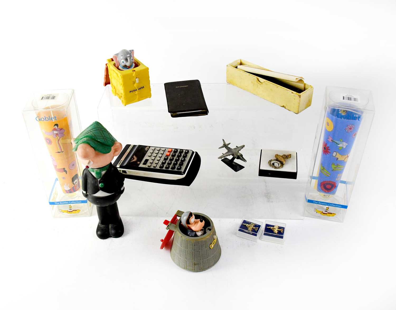 Lot 143 - A quantity of mixed vintage collectibles