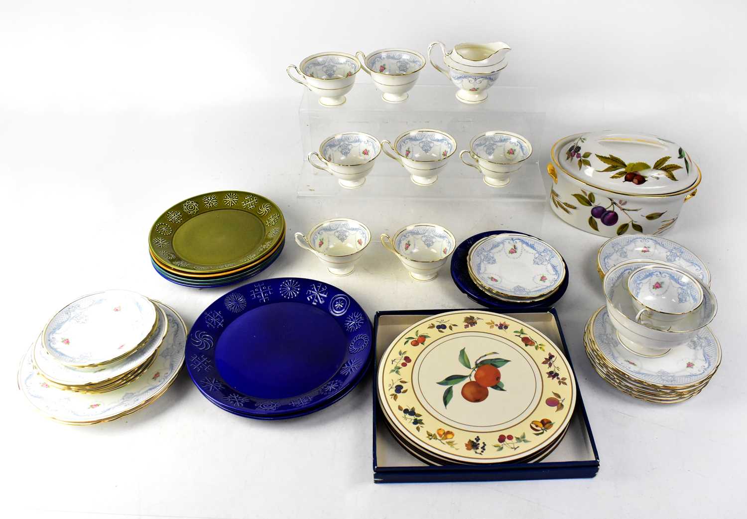 Lot 228 - A quantity of late Foley Shelley tea and dinner ware