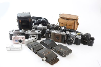 Lot 514 - A collection of cameras, to include a Minox...