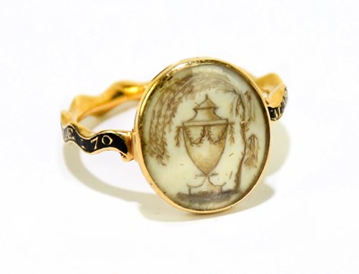 Lot 1066 - A George III yellow metal mourning ring of...