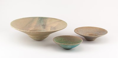 Lot 100 - CLARE CONRAD (born 1949); an early stoneware...