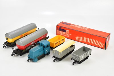 Lot 322 - LIMA; four boxed O scale carriages and wagons,...