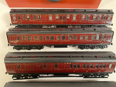 Lot 153 - A rake of seven 0 Gauge LMS Pullman coaches,...