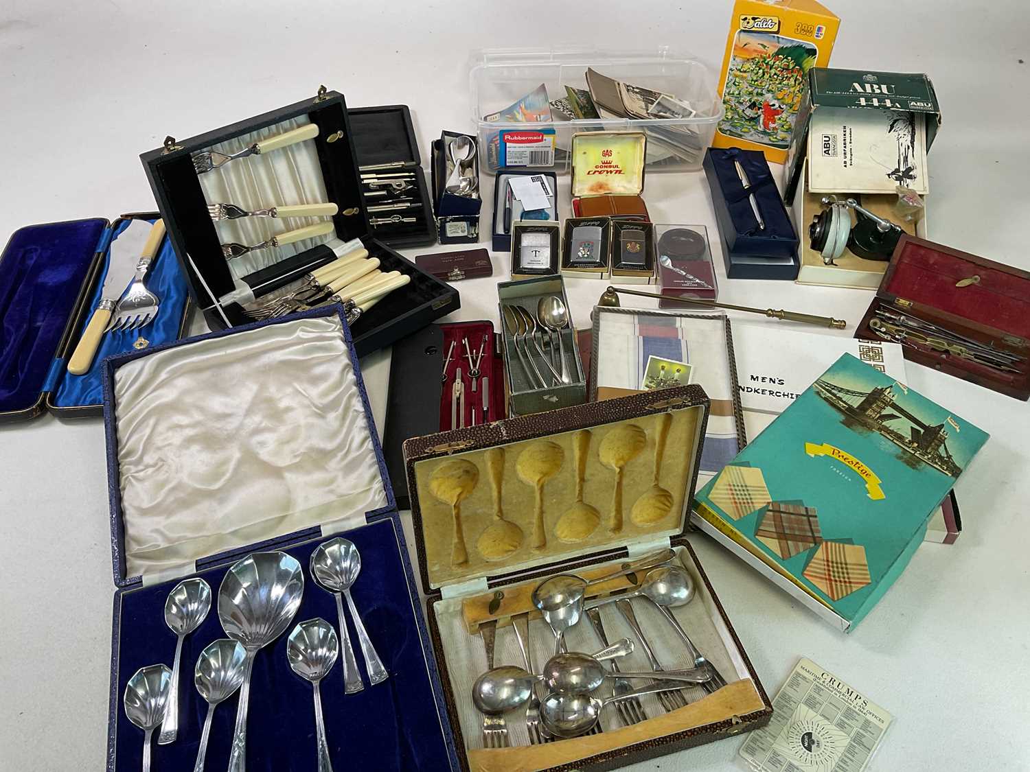 Lot 89 - A group of collectors' items including three