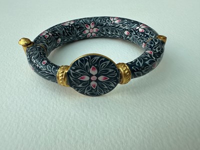 Lot 8 - KATSUR JEWELS; an Indian enamel bangle. FACE...