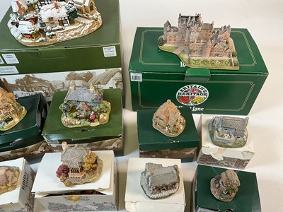 Lot 91 - A group of boxed Lilliput Lane houses to...