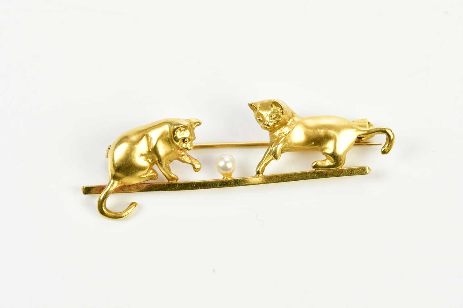 Lot 349 - HARRIET GLEN; an 18ct gold brooch modelled as...