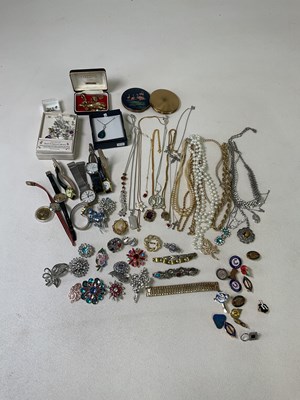 Lot 640 - A quantity of costume jewellery including...