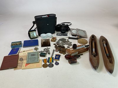 Lot 80 - Mixed collectors' items including WWI medals,...