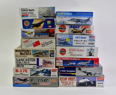 Lot 141 - A collection of fifteen model aircraft and...