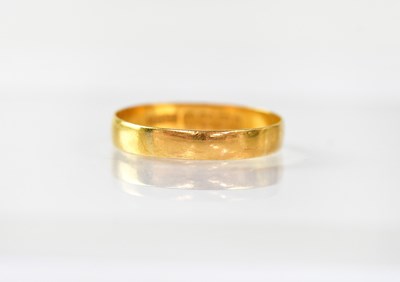 Lot 916 - A 22ct gold wedding band, size W, approx. 3g.