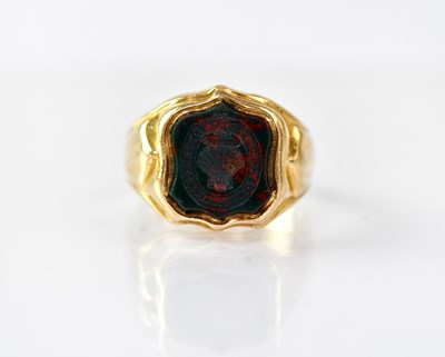 Lot 894 - An Edwardian 18ct gold intaglio seal ring, the...