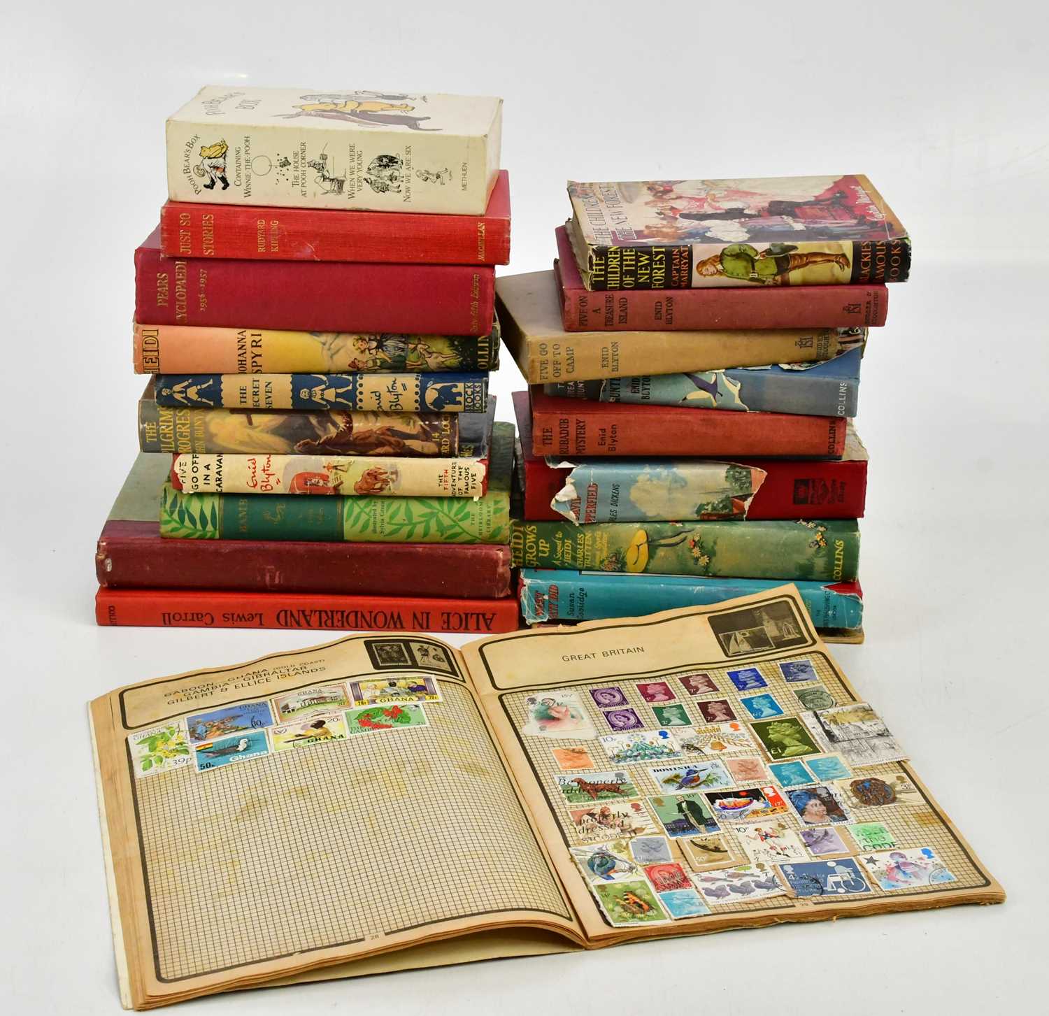 Lot 597 - A large collection of books, predominantly