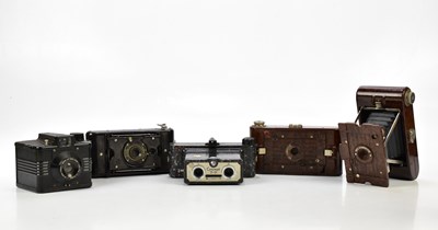 Lot 466 - A collection of five bakelite cameras, to...