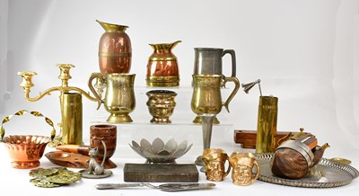 Lot 464 - A mixed lot of metalware to include a...