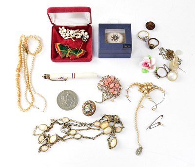 Lot 923 - A collection of costume jewellery to include...