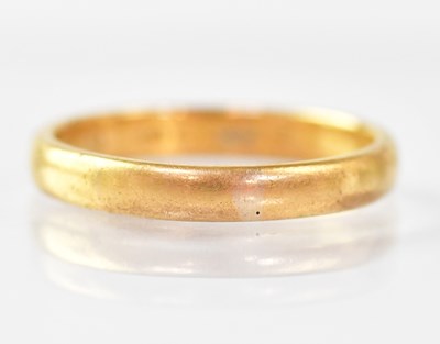 Lot 917 - A 22ct gold wedding band, size O, approx. 4g.