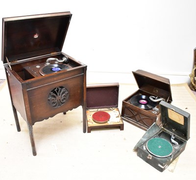 Lot 1231 - An early 20th century oak cased Grafton...