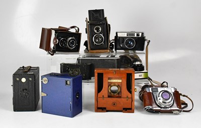 Lot 178 - A mixed lot of vintage cameras to include a J....