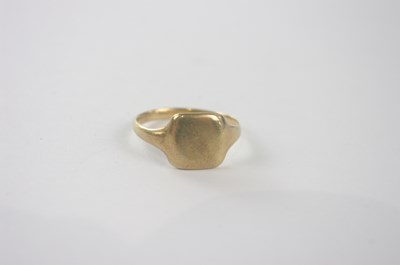 Lot 187 - A yellow metal signet ring, size N, approx 3.8g.