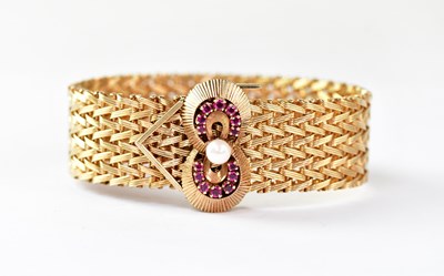 Lot 781 - A 9ct gold vintage bracelet with adjustable...