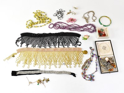 Lot 934 - A collection of costume jewellery to include...