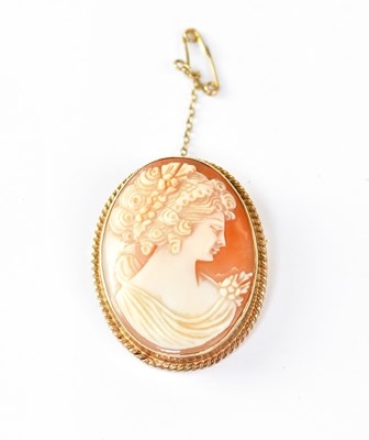 Lot 807 - A 9ct gold mounted shell cameo with safety...