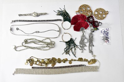 Lot 935 - A quantity of costume jewellery including a...