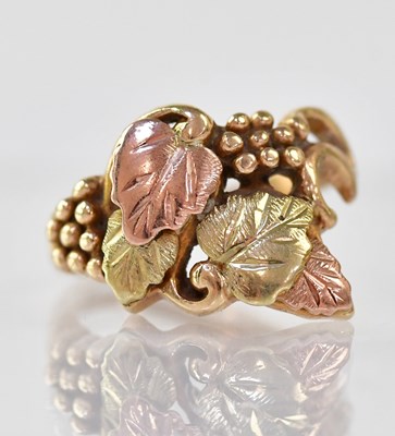 Lot 862 - A 9ct gold three-colour ring, the head...