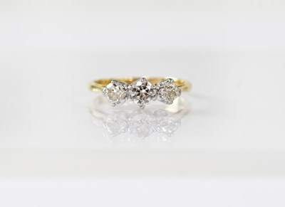 Lot 906 - An 18ct gold ring set with three diamonds,...