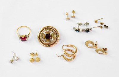 Lot 936 - A group of costume jewellery to include a pair...