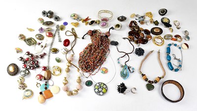 Lot 924 - Various items of modern costume jewellery.