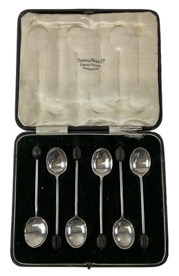 Lot 703 - MAPPIN & WEBB LTD; a cased set of six George V...