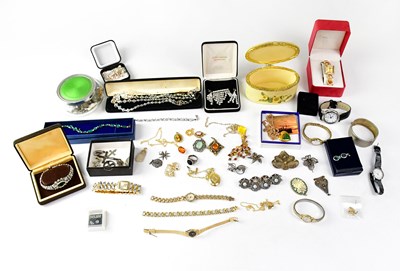 Lot 922 - A mixed lot of costume jewellery to include...