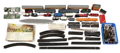 Lot 423 - A group of sundry track and station parts,...