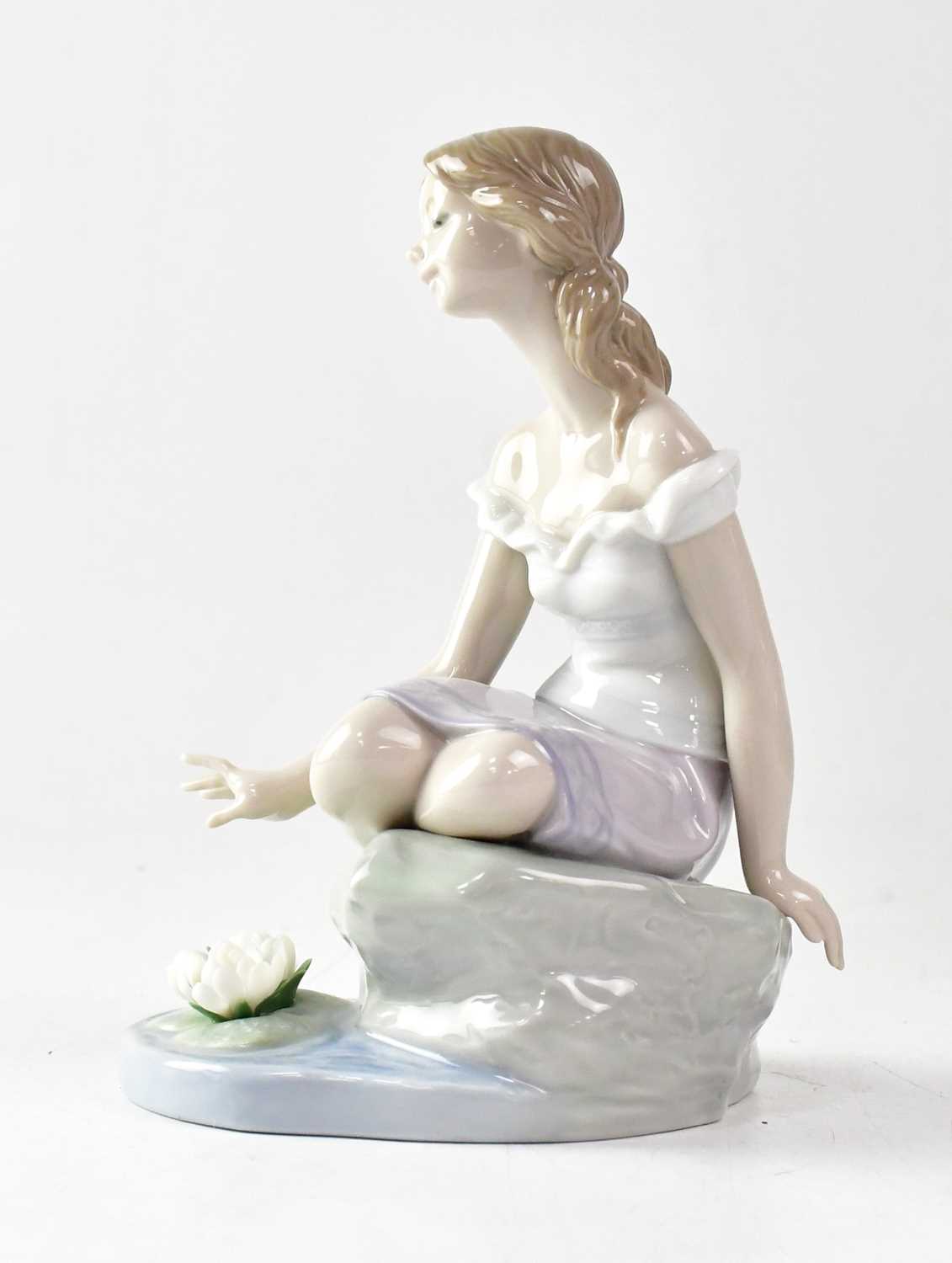 Lot 268 - LLADRÓ; a 2005 Privilege Collectors' Society...