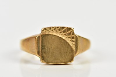 Lot 86 - A 9ct yellow gold gentleman's signet ring,...