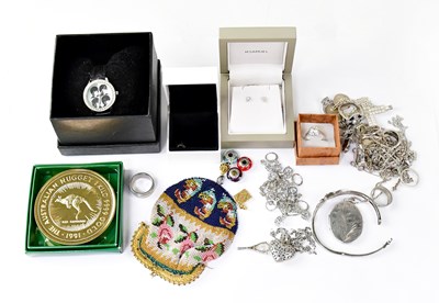 Lot 929 - A collection of hallmarked silver jewellery to...