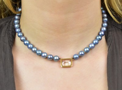 Lot 1142 - A cultured blue/grey pearl necklace with 9ct...