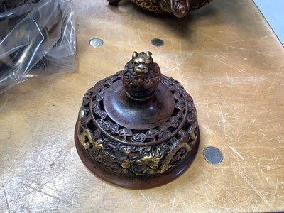 Lot 140 - A heavy koro and cover bearing Xuande...