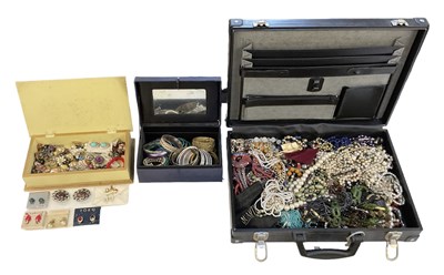 Lot 844 - A large quantity of costume jewellery...